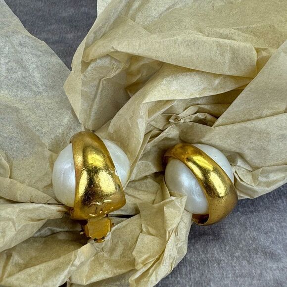 Chanel Vintage 93a Large Faux Pearl Gold Clip On Earrings - Picture 5 of 16